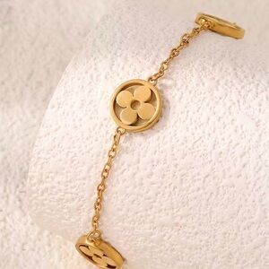 Stainless Steel Bracelet Featuring Three Four-Leaf Flower Charm Multi Clovers